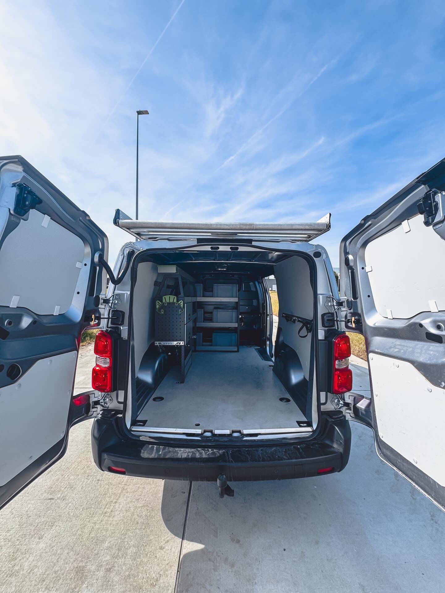 Een strakke bedrijfswagen die niet alleen professioneel oogt, maar ook maximaal functioneel blijft? 